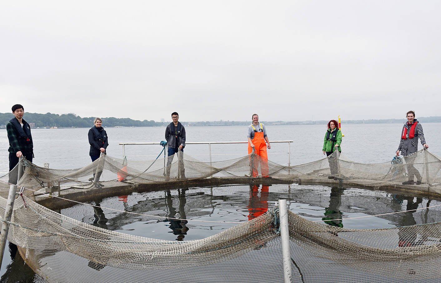 Auf Netzen, die in der Fischzucht genutzt werden, siedeln sich permanent Algen, Muscheln oder Seepocken an. Das Forschungsteam der CAU entwickelt dagegen eine umweltfreundliche Schutzbeschichtung.